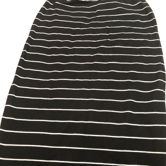 Black tunic top and stripped pencil skirt - Picture 2 of 7